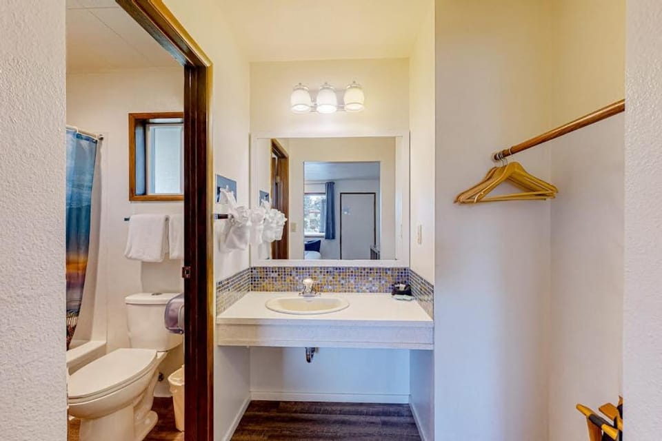 Retro-chic beach room with fast WiFI - walk to Old Town shops & restaurants Apartment in Oregon