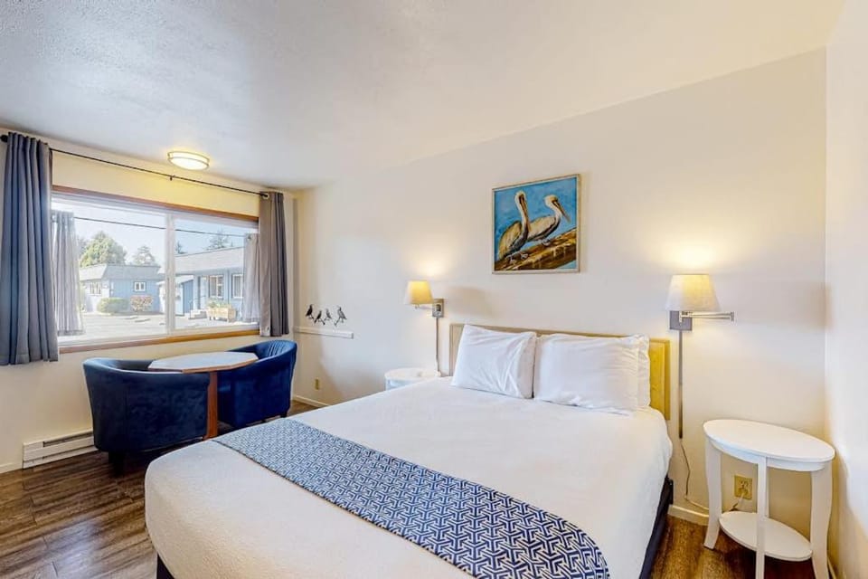 Retro-chic beach room with fast WiFI - walk to Old Town shops & restaurants Apartment in Oregon