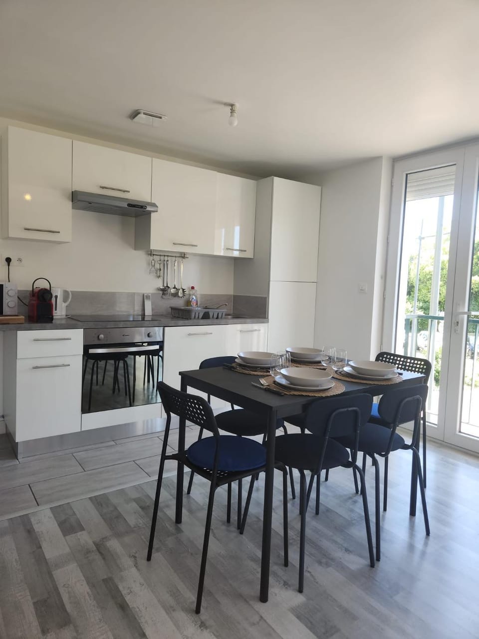 Coffee/tea facilities, Kitchen or kitchenette, Dining area, microwave, oven, stove