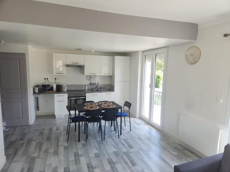 Coffee/tea facilities, Dining area, microwave, oven, stove, kitchen