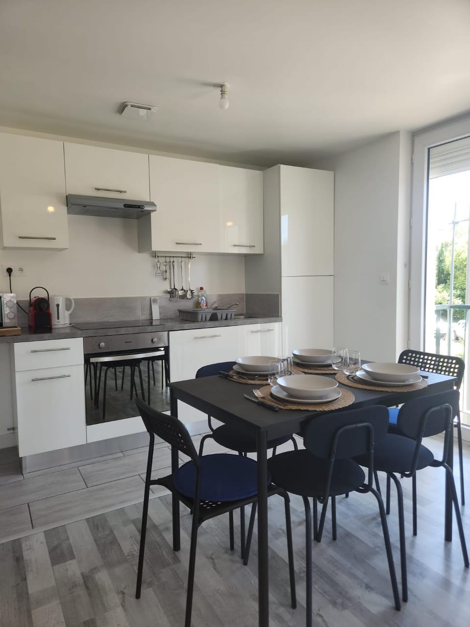 Coffee/tea facilities, Kitchen or kitchenette, Dining area, microwave, oven, stove