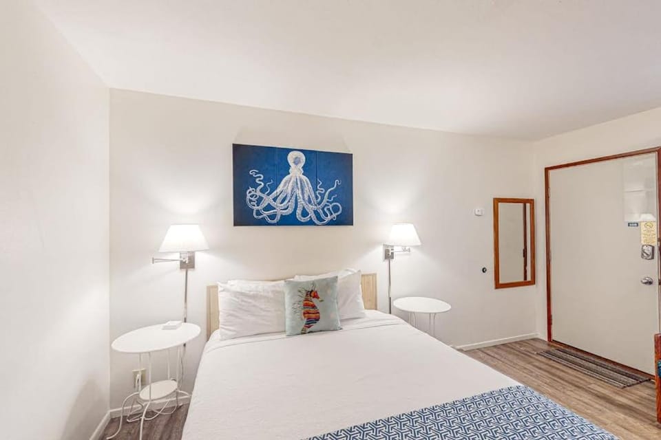 Cute beach room with fast WiFI - walk to downtown shops & eats Apartment in Oregon