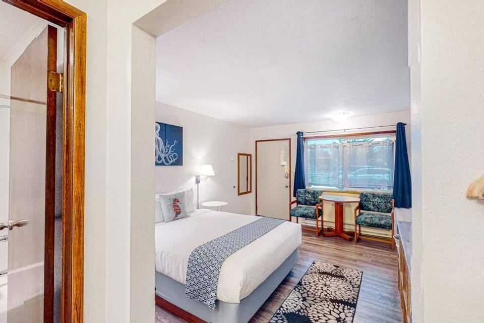 Cute beach room with fast WiFI - walk to downtown shops & eats Apartment in Oregon