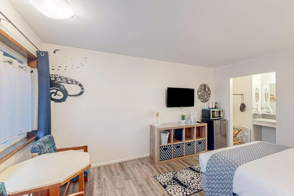 Cute beach room with fast WiFI - walk to downtown shops & eats Apartment in Oregon