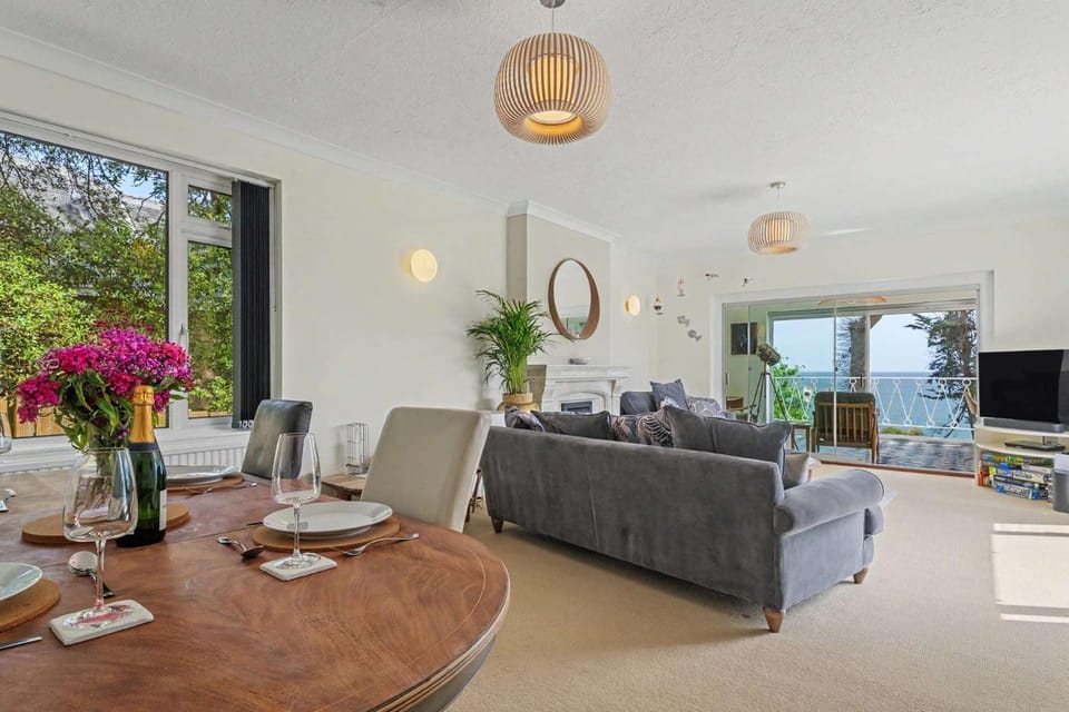 Stonecliffe Sea View Escape House in Seaton