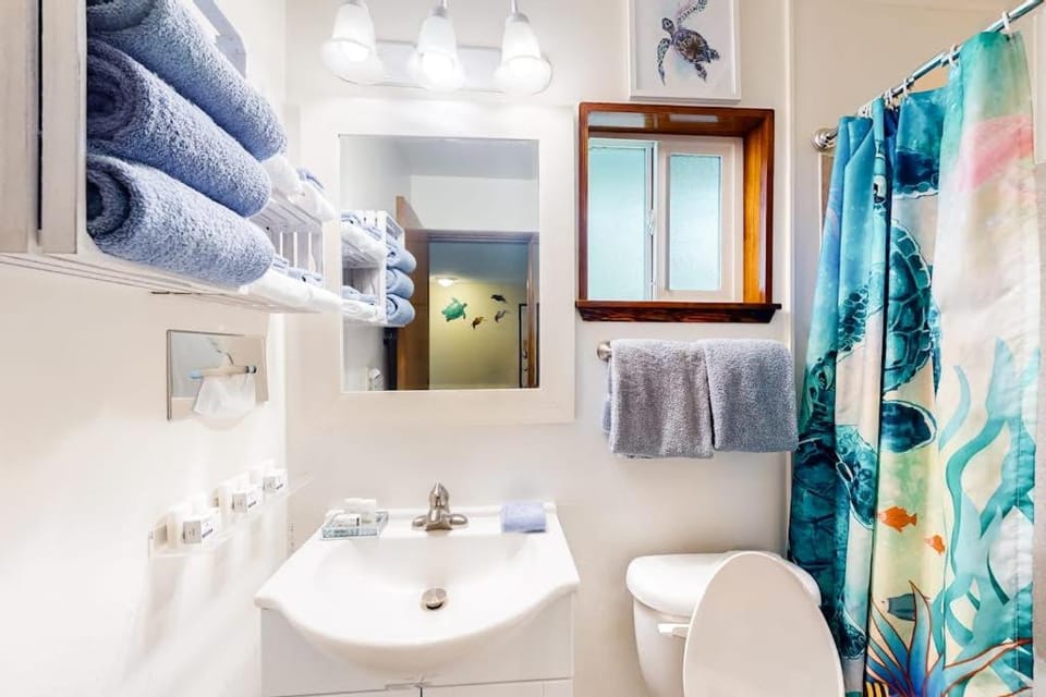 Retro-chic room near beach with fast WiFI - walk to downtown shops & eateries Apartment in Oregon