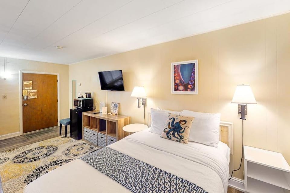 Retro getaway near beach with fast WiFI - walk to downtown shops & eateries Apartment in Oregon