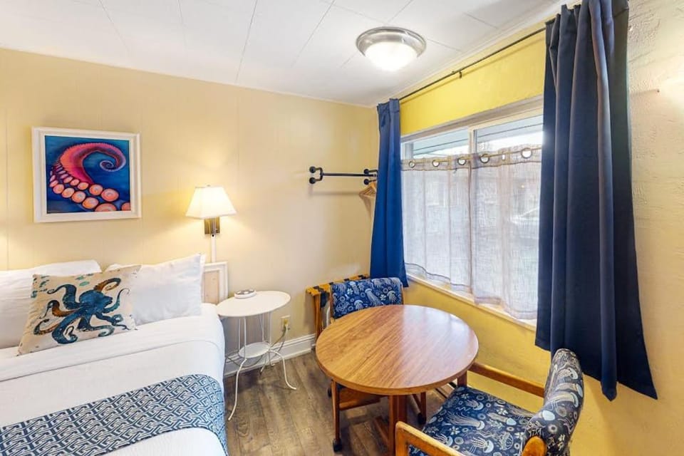 Retro getaway near beach with fast WiFI - walk to downtown shops & eateries Apartment in Oregon