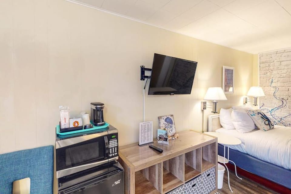Retro getaway near beach with fast WiFI - walk to downtown shops & eateries Apartment in Oregon