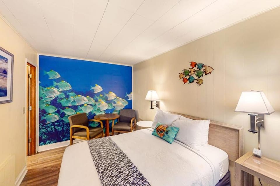 Retro beach room with fast WiFI - walk to downtown shops & restaurants Apartment in Oregon