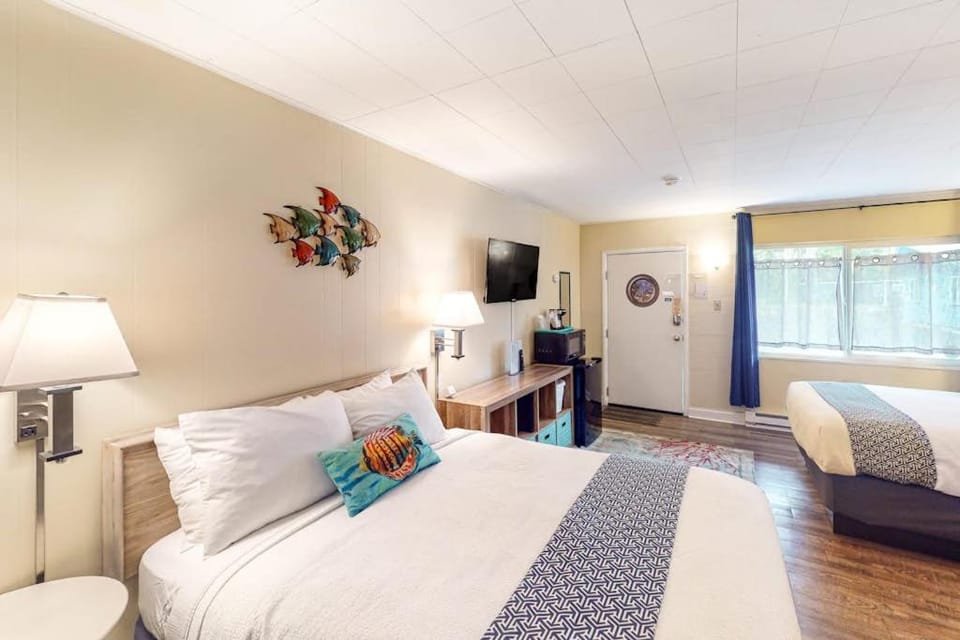 Retro beach room with fast WiFI - walk to downtown shops & restaurants Apartment in Oregon