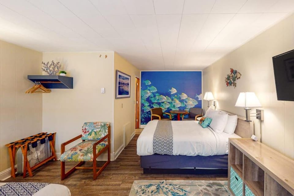 Retro beach room with fast WiFI - walk to downtown shops & restaurants Apartment in Oregon
