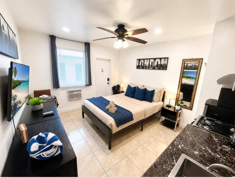 Bed, TV and multimedia, Living room, Photo of the whole room, Seating area, Evening entertainment, Bedroom