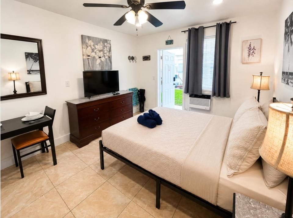 Bed, TV and multimedia, Photo of the whole room, Evening entertainment, Bedroom