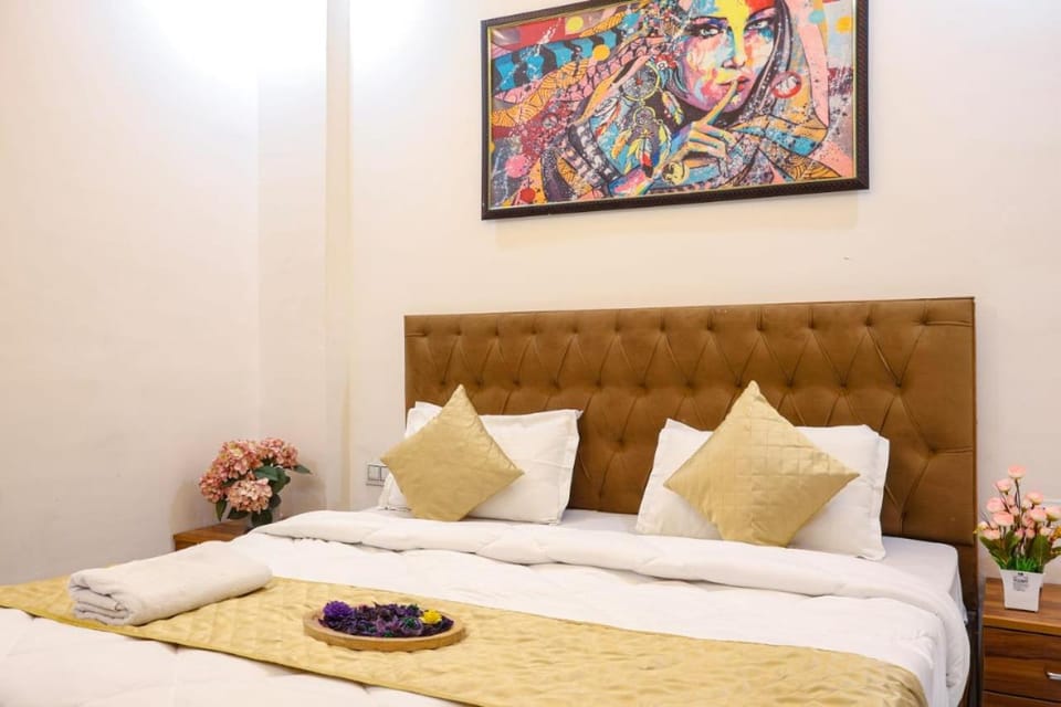 Bed, Photo of the whole room, Decorative detail, Bedroom