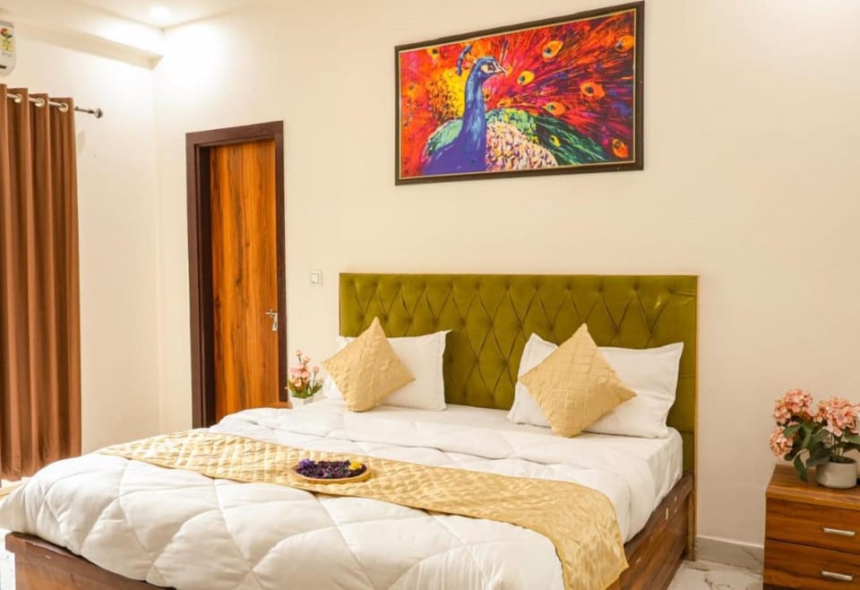 Bed, Photo of the whole room, Decorative detail, Bedroom