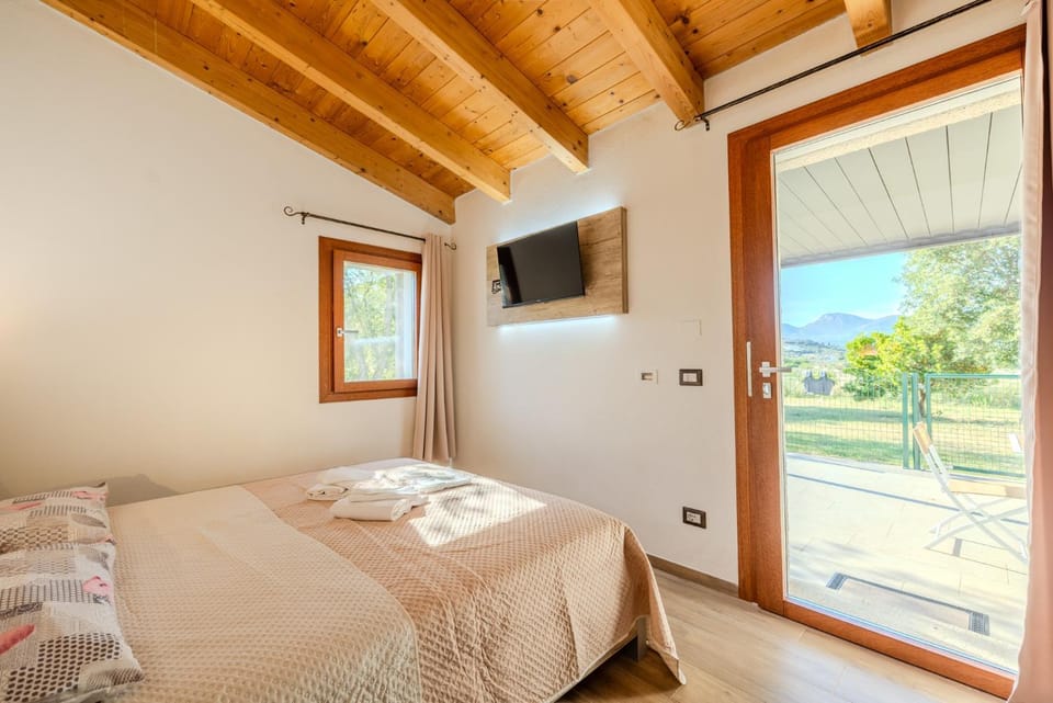 Bed, TV and multimedia, Bedroom, towels