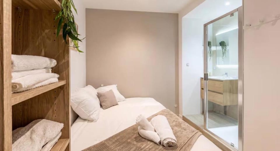 Bed, Bathroom, Photo of the whole room, Bedroom, towels