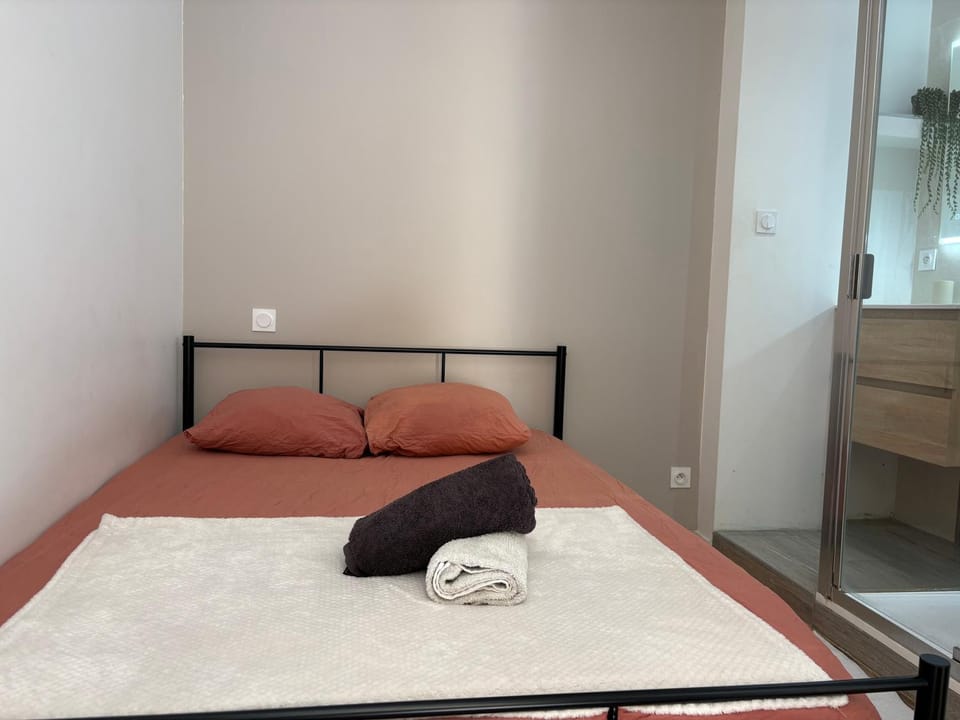 Bed, Bedroom, towels