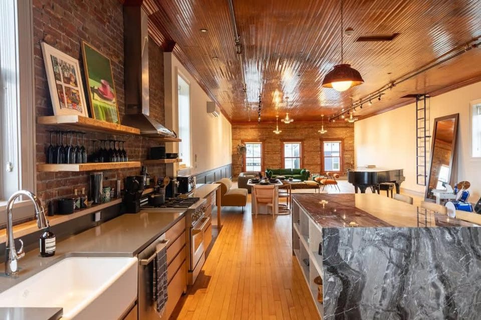 HC Turner Building - Expansive Loft in Hudson House in Hudson