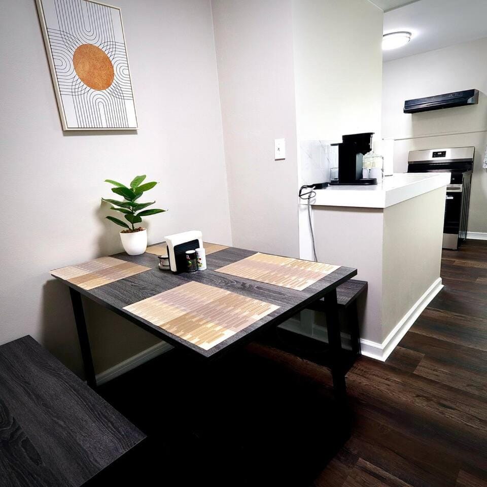 Modern 2BR Upstairs Unit - Sleeps 4 • Free Parking Apartment in Anderson