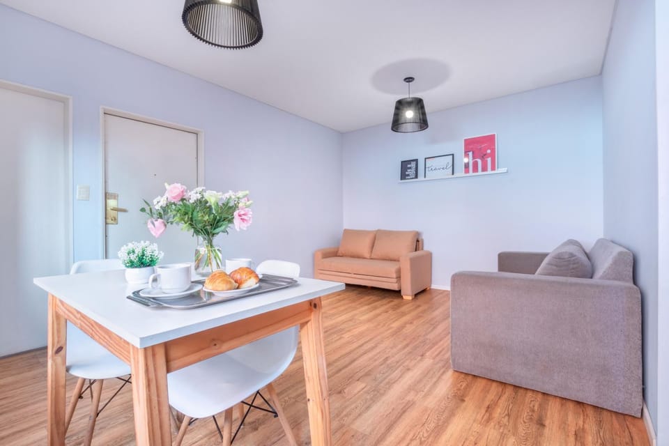 Living room, Food and drinks, Seating area, Dining area, Food
