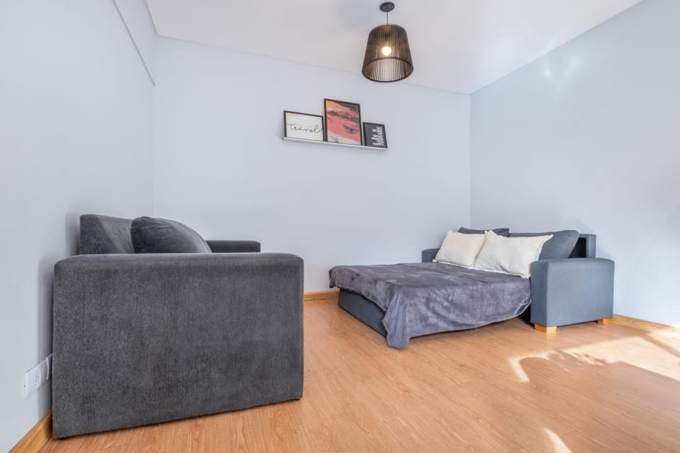 Bed, TV and multimedia, Living room, Photo of the whole room, Seating area, Bedroom