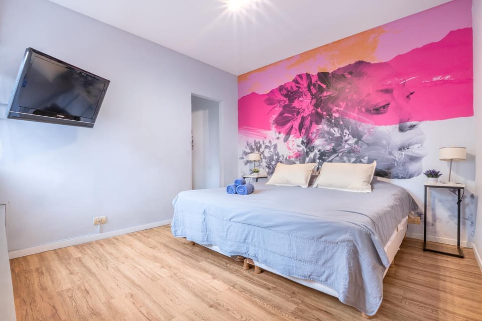 Bed, TV and multimedia, Photo of the whole room, Bedroom, towels