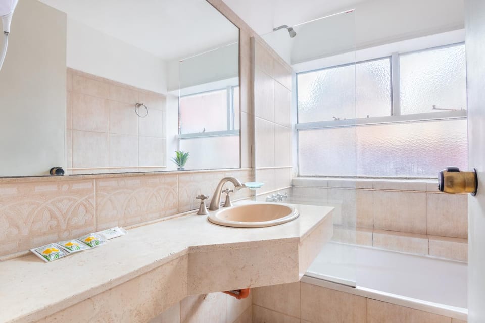 Shower, Toilet, Bathroom, Bath, towels