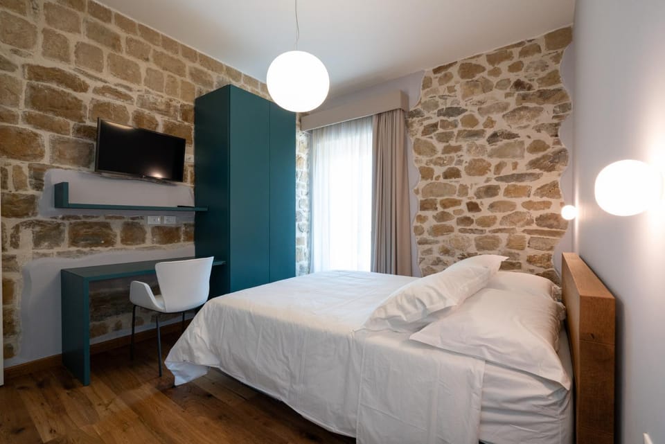 Bed, TV and multimedia, Bedroom, wardrobe, air conditioner