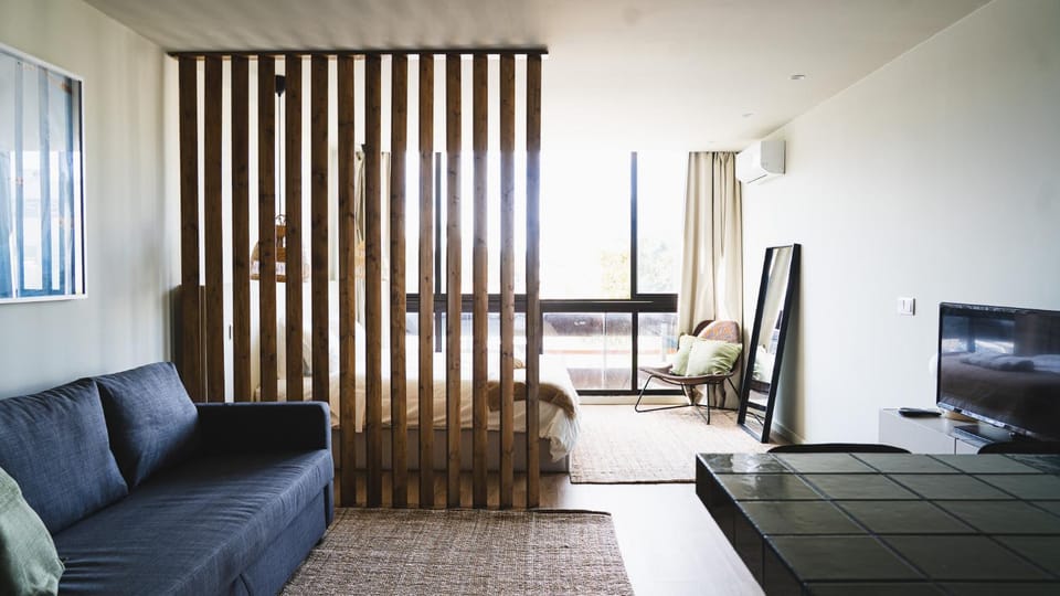 Communal lounge/ TV room, Bed, TV and multimedia, Living room, Seating area, Bedroom