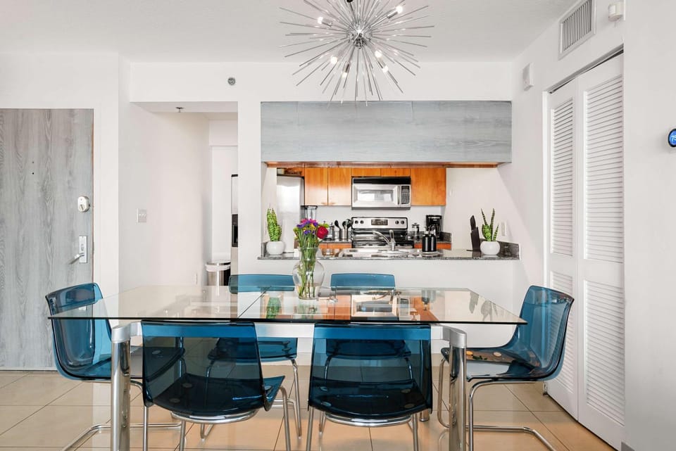 Kitchen or kitchenette, Dining area