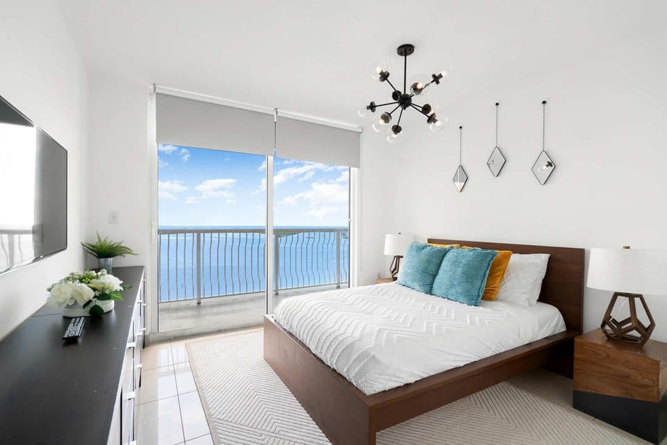 Bed, TV and multimedia, View (from property/room), Balcony/Terrace, Bedroom