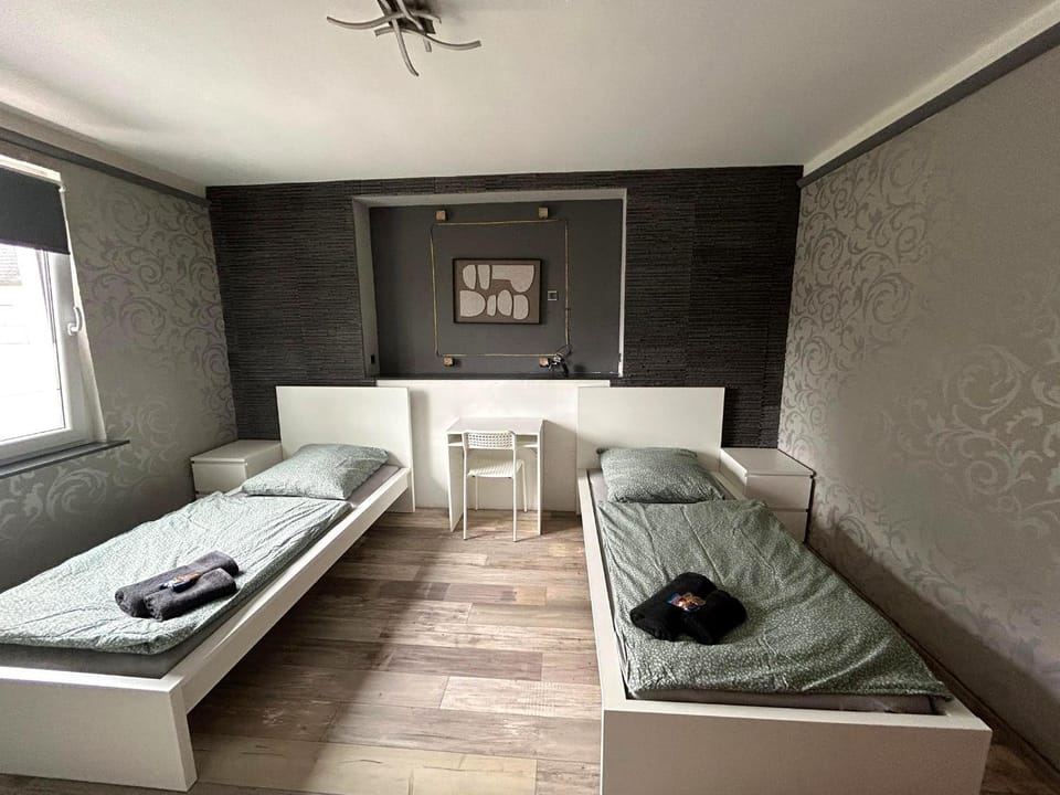 Bed, Photo of the whole room, Seating area, Bedroom, towels