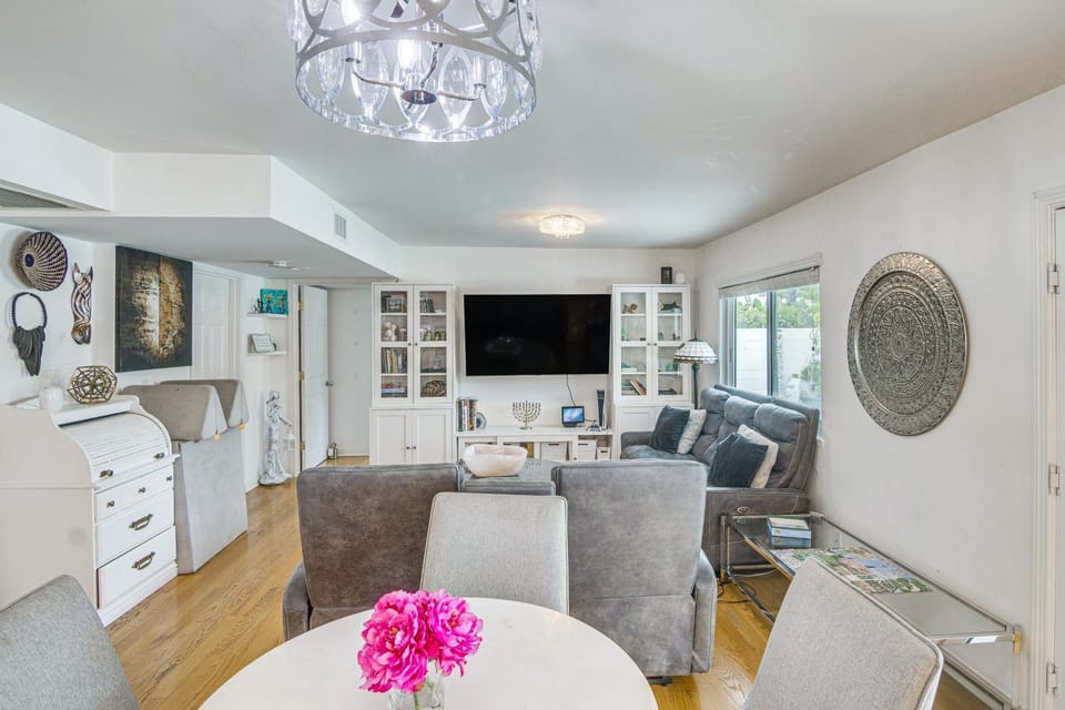 Calabasas Getaway Near Trails, Parks & the 101! House in Calabasas