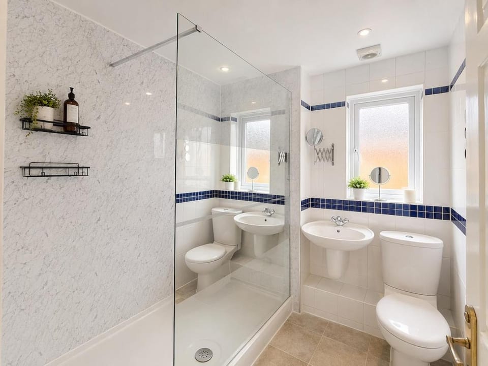 Six Bedroom House Ashford - Free Parking House in Ashford