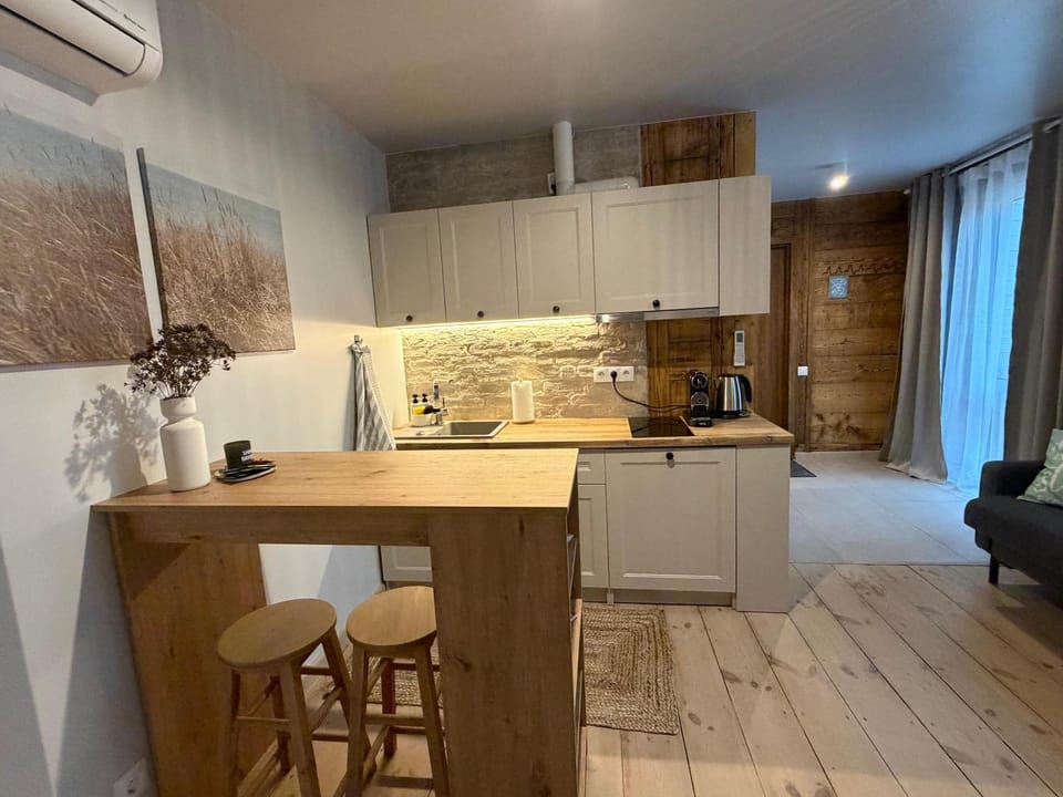 Coffee/tea facilities, Kitchen or kitchenette, Dining area, oven, stove