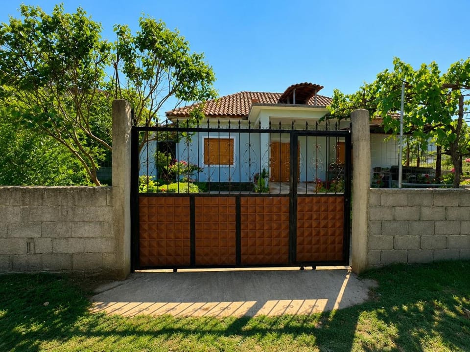 Taos Guest House Permet House in Europe