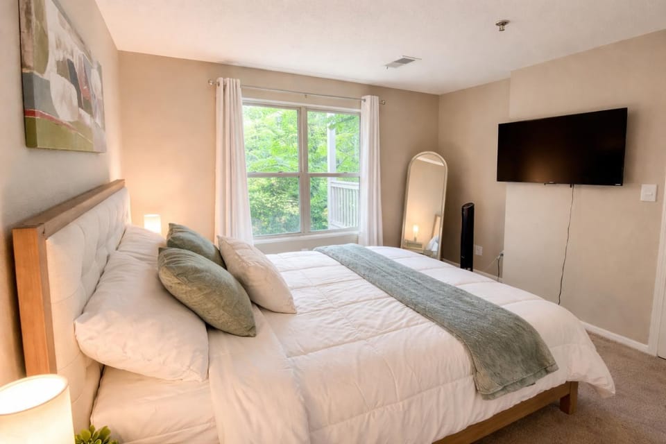 Cozy Lakeview 1BR Apt with Balcony and Pool Near Atlanta Apartment in Marietta