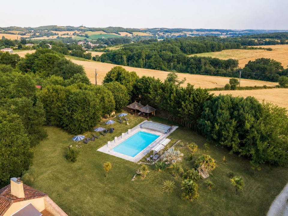Swimming pool, sunbed