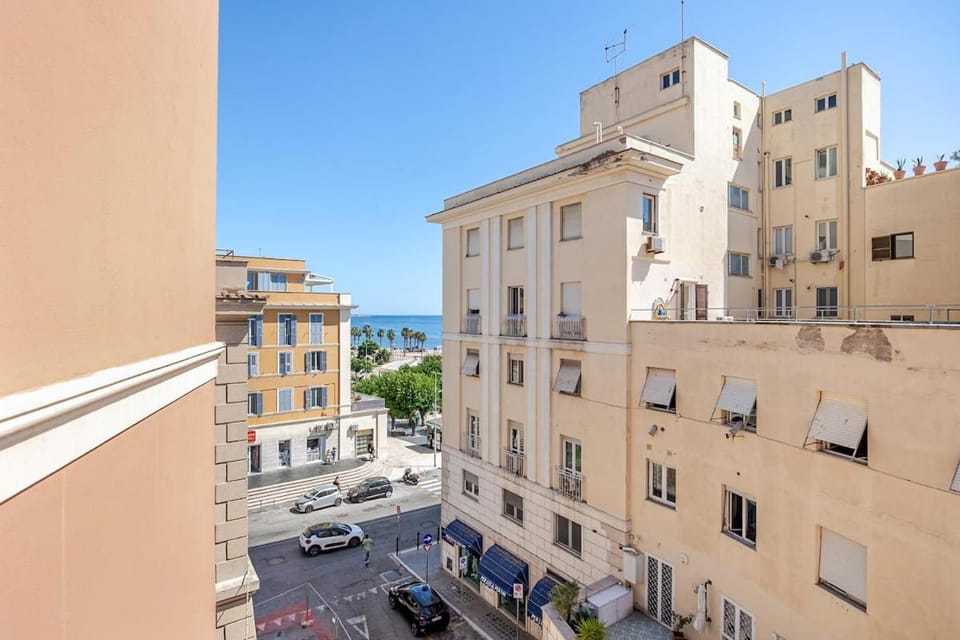 Day, Neighbourhood, Natural landscape, City view, Sea view, Street view, Location, Parking