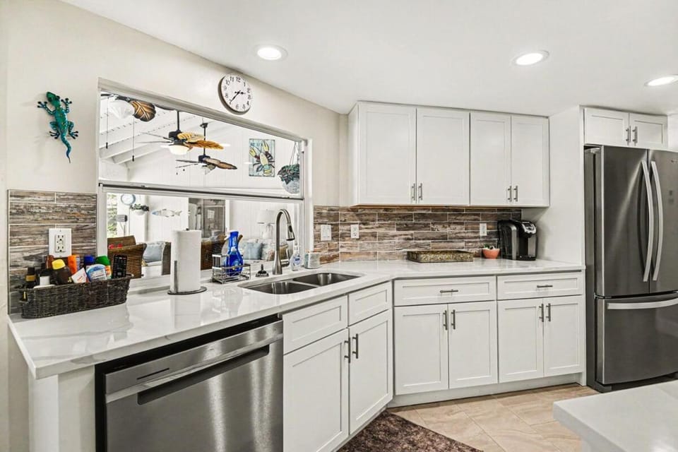 Palaco Paradise - Waterfront Oasis with Large Pool House in Cape Coral