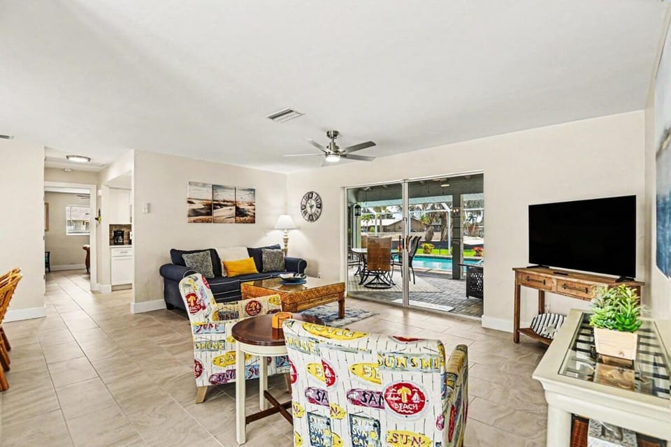 Palaco Paradise - Waterfront Oasis with Large Pool House in Cape Coral