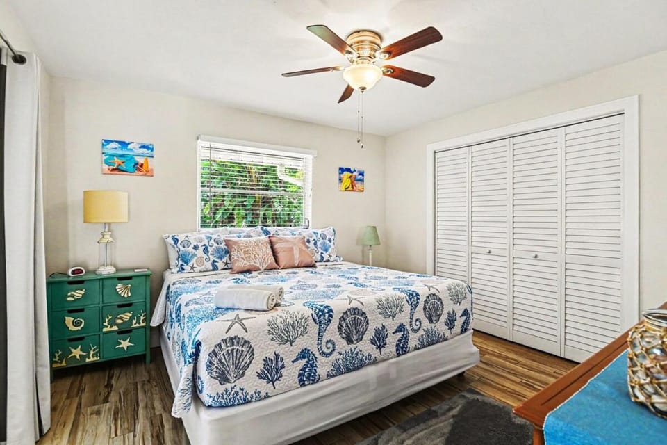 Palaco Paradise - Waterfront Oasis with Large Pool House in Cape Coral