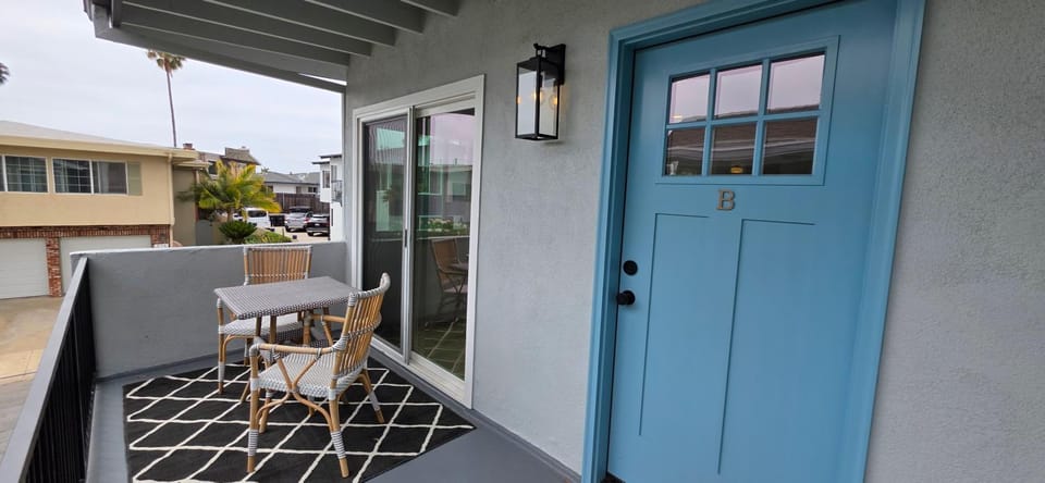 Lobeiro Lookout- Walk to Beach Peekaboo Ocean View Apartment in San Clemente