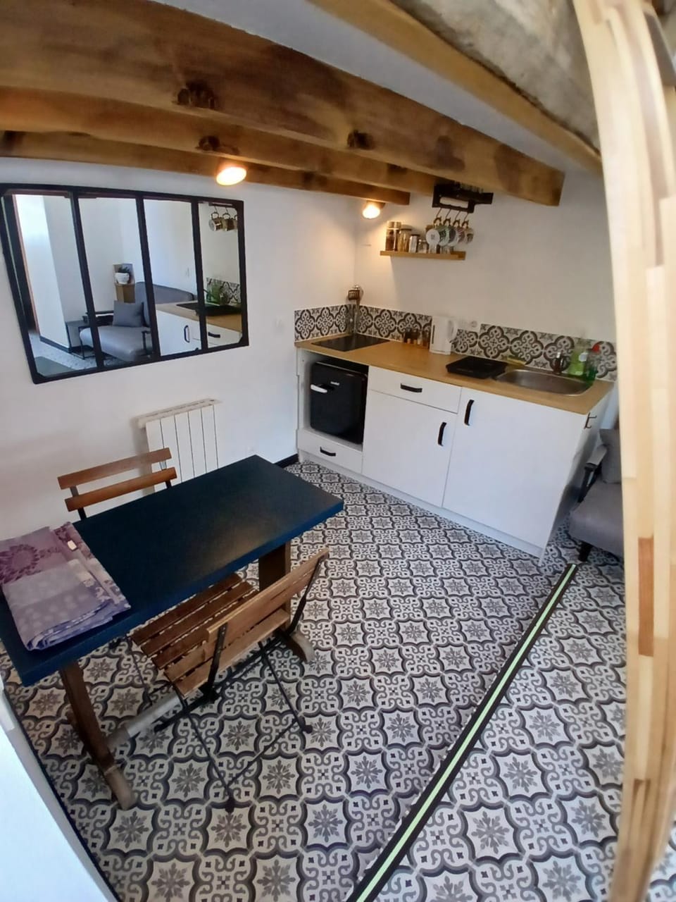 Kitchen or kitchenette, Dining area