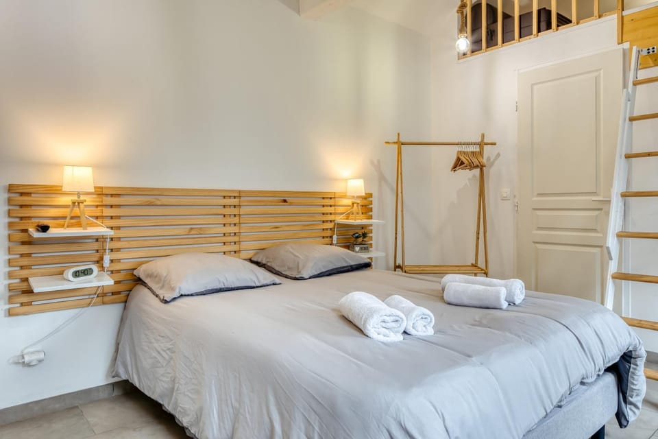 Bed, Photo of the whole room, Bedroom, towels