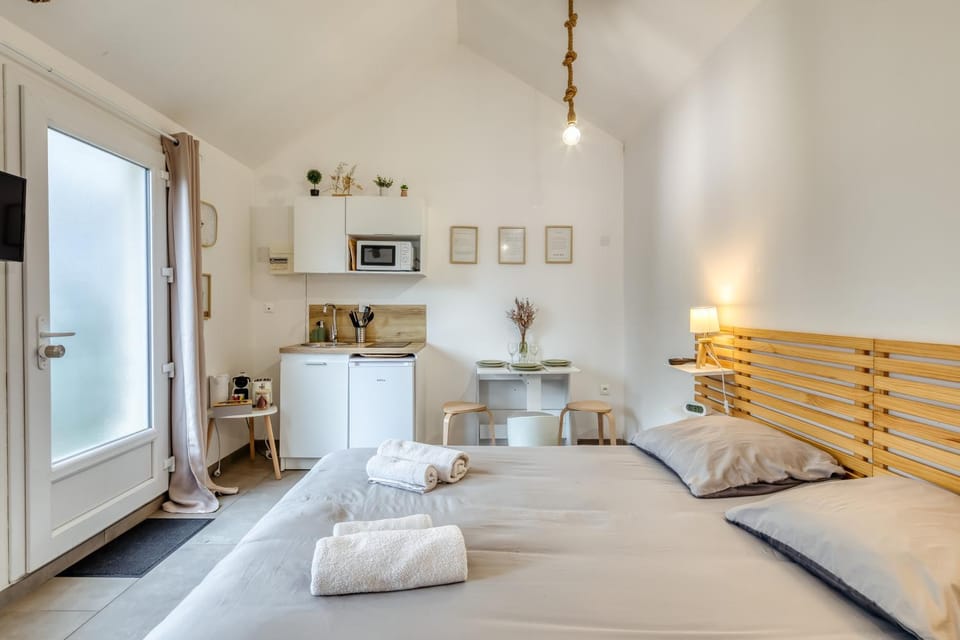 Bed, Photo of the whole room, Bedroom, towels