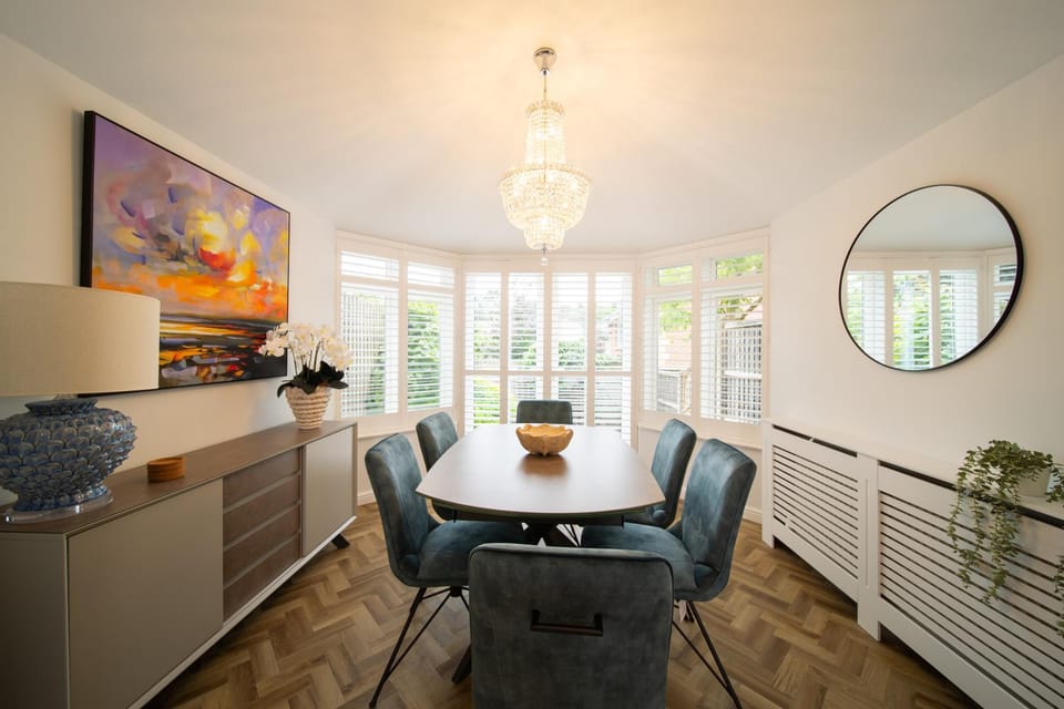 2BR House - Sleeps 5 with Parking - Guildford Centre House in Guildford
