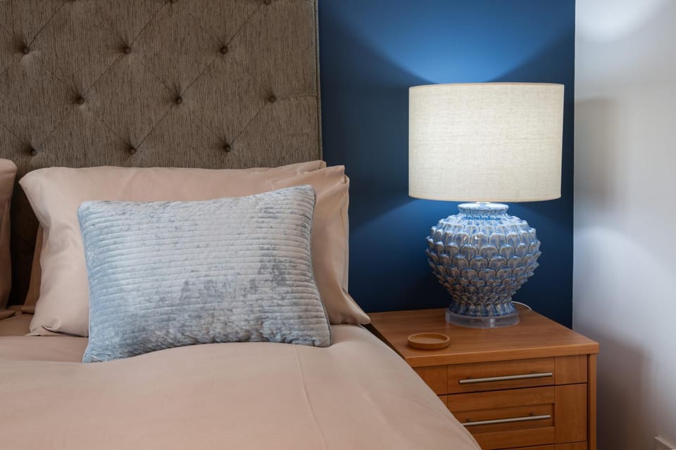 2BR House - Sleeps 5 with Parking - Guildford Centre House in Guildford